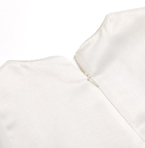 Soft lining and concealed zipper at the back of the dress
