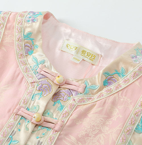 Round neckline with jade-tone knot buttons